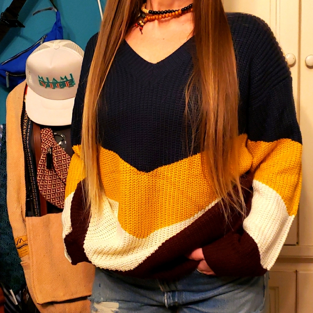 Stylish Chevron V-Neck In Perfect Color Blend- NEW - Picture 11 of 11